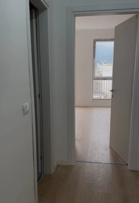 Tirane, jepet me qera zyre Kati 4, 70 m² 600 € (RRUGA E ELBASANIT)