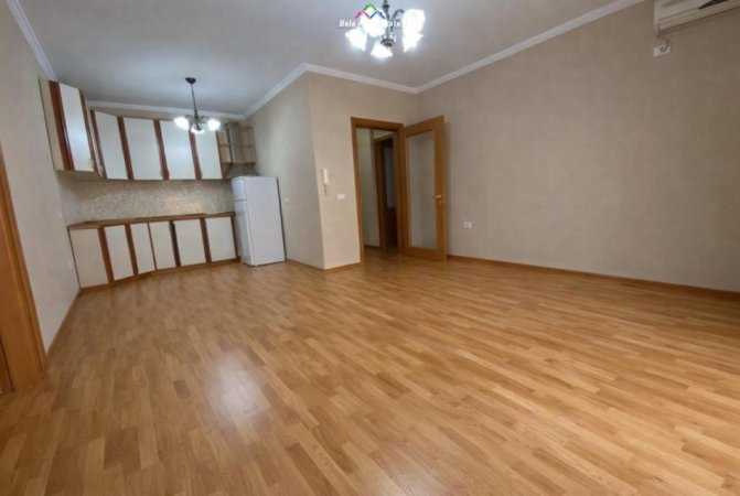 Tirane, jepet me qera zyre Kati 3, 67 m² 1.000 € (Rruga e ELbasanit)