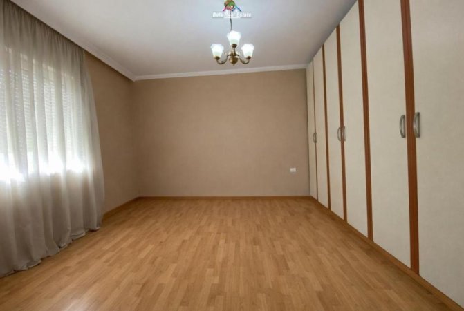 Tirane, jepet me qera zyre Kati 3, 67 m² 1.000 € (Rruga e ELbasanit)