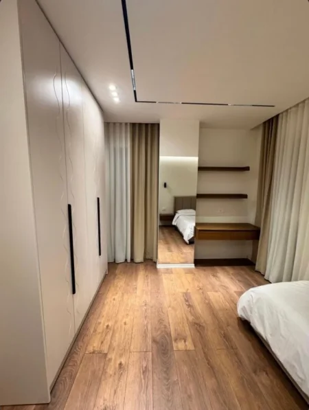 Tirane, jepet me qera apartament 2+1 , 85 m² 900 € (xhamlliku)