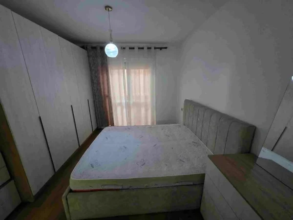 Tirane, jepet me qera apartament 2+1+Ballkon Kati 5, 450 € 