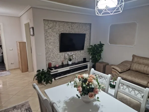 Tirane, jepet me qera apartament 2+1+Ballkon Kati 4, 67 m² 650 € (Zogu i Zi)