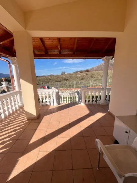 Vlore, jepet me qera shtepi 2+1+Ballkon Kati 1, 400 € (Tragjas,Vlorë)