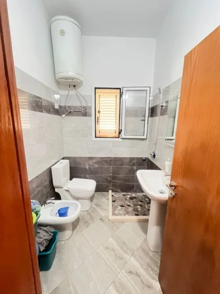 Vlore, jepet me qera shtepi 2+1+Ballkon Kati 1, 400 € (Tragjas,Vlorë)