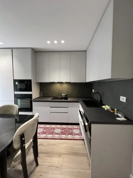Tirane, jap me qera apartament 2+1+Aneks+Ballkon Kati 2, 77 m² 800 € (Shkolla e Kuqe)