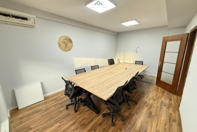 Tirane, jepet me qera zyre Kati 2, 140 m² 1.660 € (Rruga Frosina Plaku)