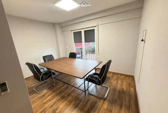 Tirane, jepet me qera zyre Kati 2, 140 m² 1.660 € (Rruga Frosina Plaku)