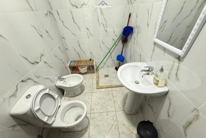 Tirane, jepet me qera zyre Kati 2, 140 m² 1.660 € (Rruga Frosina Plaku)