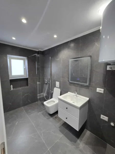 Tirane, shes apartament 1+1 Kati 5, 52 m² 112.200 € (Ali Demi)