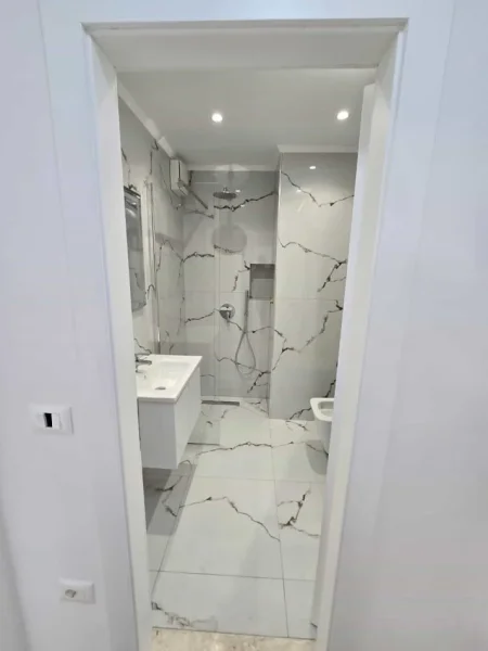 Tirane, shes apartament 1+1 Kati 4, 40 m² 91.400 € (Rruga aLi Demi)