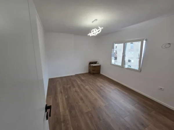 Tirane, shes apartament 1+1 Kati 4, 40 m² 91.400 € (Rruga aLi Demi)