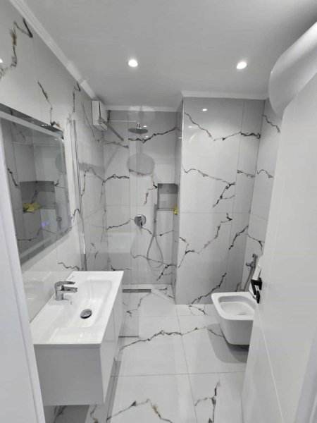 Tirane, shes apartament 1+1 Kati 4, 40 m² 91.400 € (Rruga aLi Demi)