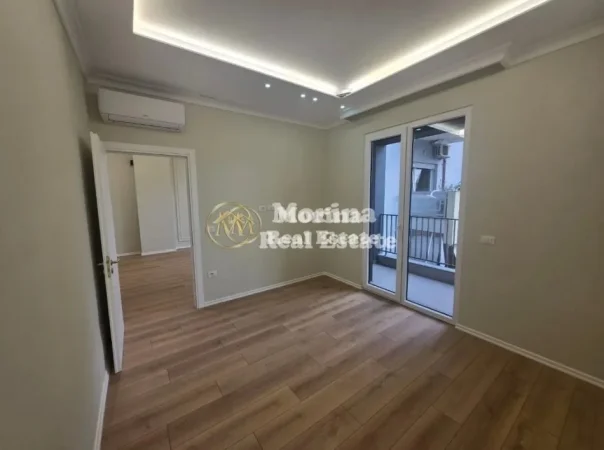 Tirane, jepet me qera ambjent biznesi Kati 2, 62 m² 700 € (Komuna e Parisit)