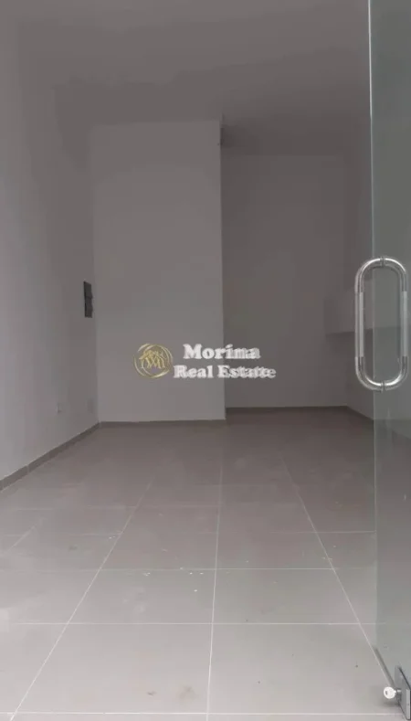 Tirane, jepet me qera ambjent biznesi Kati 1, 28 m² 300 € (Selvia)