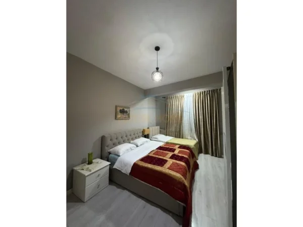 Tirane, jepet me qera apartament 1+1+Ballkon Kati 2, 70 m² 650 € (Rruga e Barrikadave)