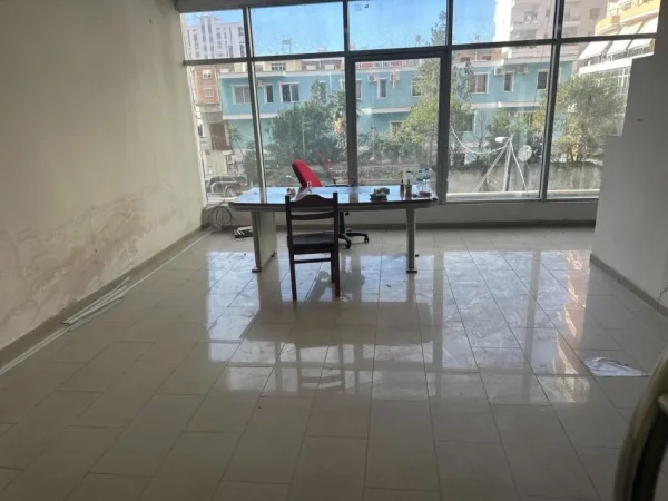 Vlore, shitet dyqan Kati 1, 33 m² 45.000 € 