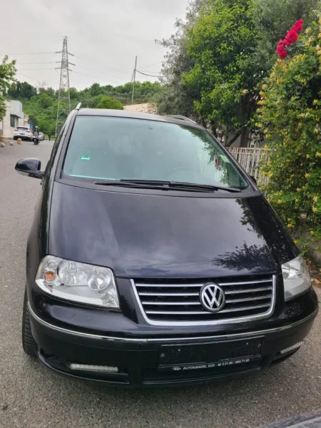 Tirane, shes makine Sharan Nafte, e zeze automatik Kondicioner 260.000 km 8.500 €