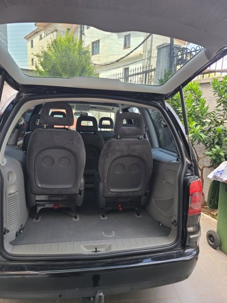 Tirane, shes makine Sharan Nafte, e zeze automatik Kondicioner 260.000 km 8.500 €