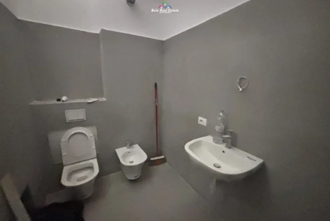 Tirane, jepet me qera apartament 1+1 Kati 1, 65 m² 600 € (Rruga Sadik Petrela)