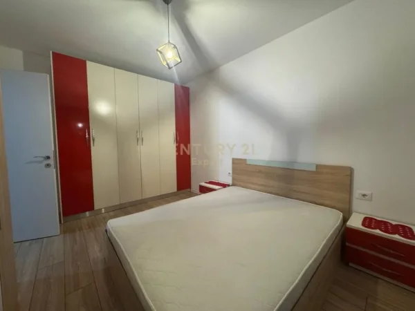 Tirane, jepet me qera apartament 1+1+Ballkon Kati 4, 65 m² 500 € (qsut kongresi manastirit kompleksi zirkon)