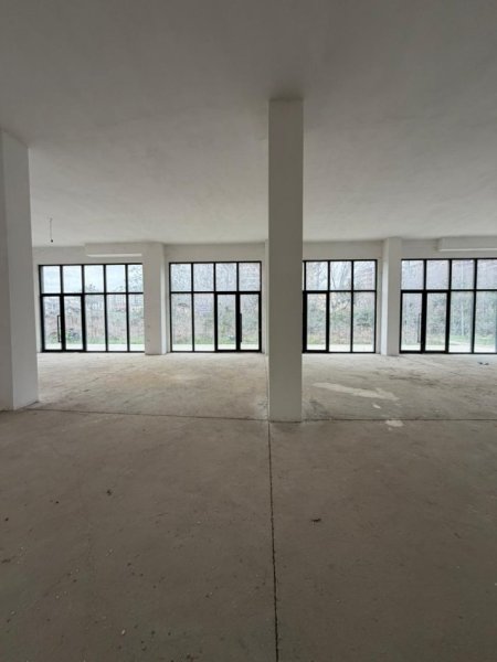 Tirane, jepet me qera dyqan , 300 m² 4.000 € (Unaza e Re Green City)