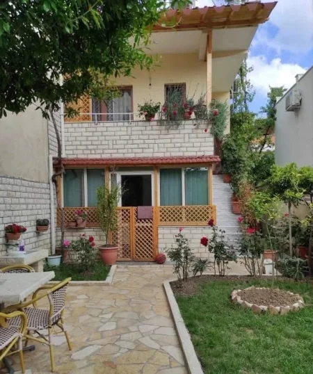 Tiranë, Qera Kati i 2 i Shtëpisë Private Mobiluar, 50.000 Lekë/Muaj (Rr. “Gramoz Pashko”) Mob. +355 67 365 1512