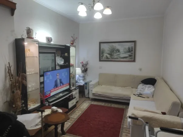 Tiranë, Qera Kati i 2 i Shtëpisë Private Mobiluar, 50.000 Lekë/Muaj (Rr. “Gramoz Pashko”) Mob. +355 67 365 1512