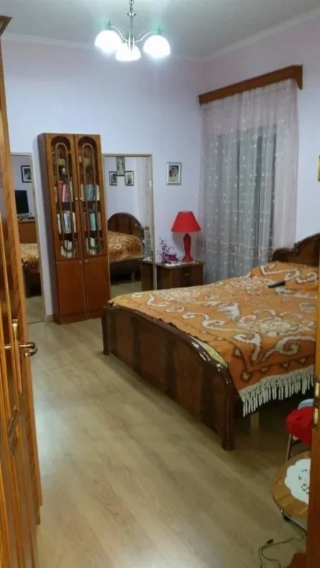 Tiranë, Qera Kati i 2 i Shtëpisë Private Mobiluar, 50.000 Lekë/Muaj (Rr. “Gramoz Pashko”) Mob. +355 67 365 1512