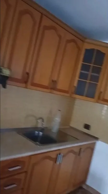 Tirane, jepet me qera shtepi 1+1 Kati 0, 60 m² 300 € (ruga 5 maj)