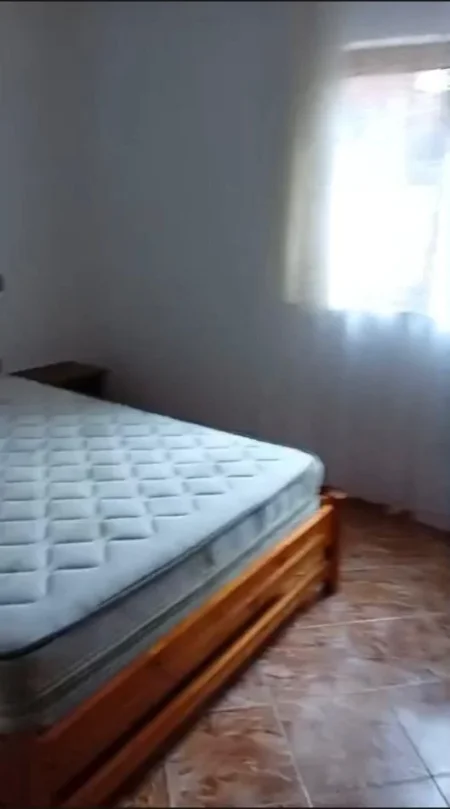Tirane, jepet me qera shtepi 1+1 Kati 0, 60 m² 300 € (ruga 5 maj)