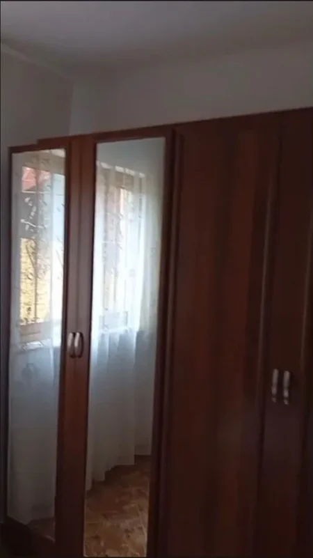 Tirane, jepet me qera shtepi 1+1 Kati 0, 60 m² 300 € (ruga 5 maj)