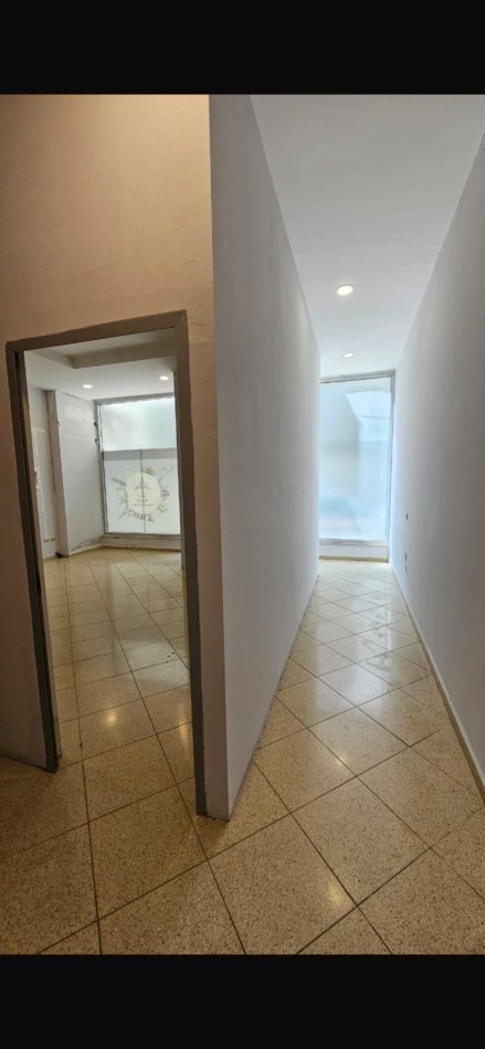 Tirane, shitet dyqan Kati 1, 136 m² 240.400 € (Unaza e Madhe)