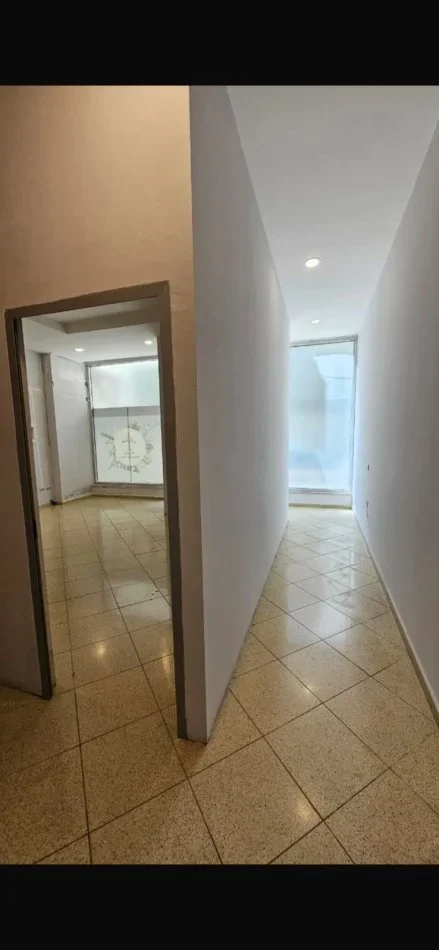 Tirane, shitet dyqan Kati 1, 136 m² 240.400 € (Unaza e Madhe)