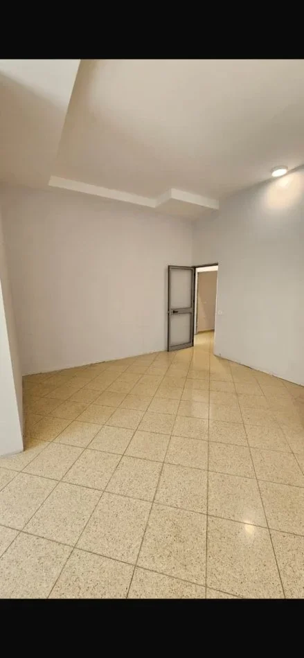 Tirane, shitet dyqan Kati 1, 136 m² 240.400 € (Unaza e Madhe)