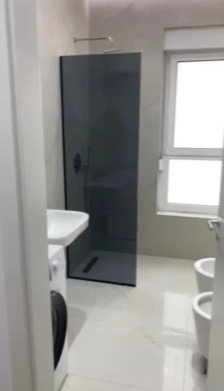 Tirane, jepet me qera apartament 2+1 , 100 m² 550 € (ALI DEMI)