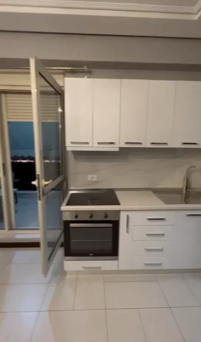 Tirane, jepet me qera apartament 1+1+Ballkon Kati 4, 60 m² 650 € (RRUGA E KAVAJES)