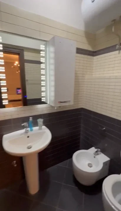 Tirane, jepet me qera apartament 1+1+Ballkon Kati 4, 60 m² 650 € (RRUGA E KAVAJES)