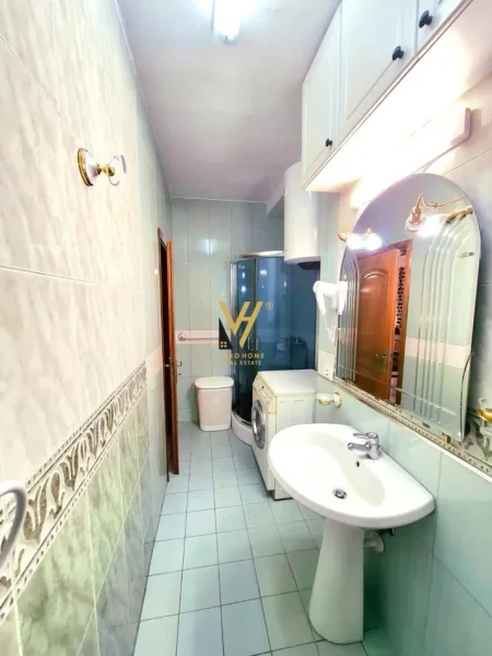 Tirane, jepet me qera apartament 1+1+Ballkon Kati 3, 65 m² 550 € (KOMUNA E PARISIT)
