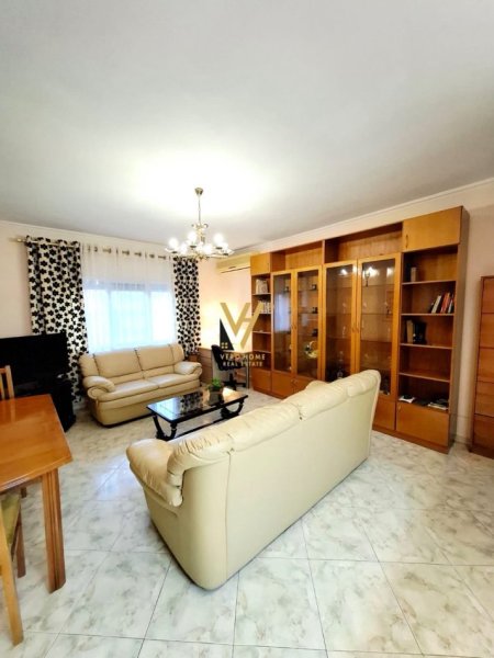Tirane, jepet me qera apartament 1+1+Ballkon Kati 3, 65 m² 550 € (KOMUNA E PARISIT)
