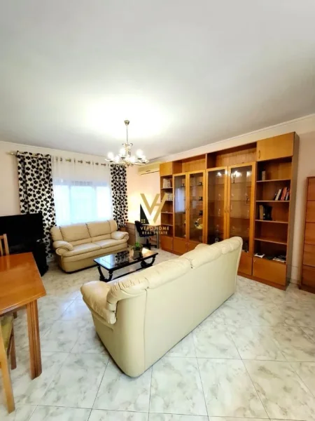 Tirane, jepet me qera apartament 1+1+Ballkon Kati 3, 65 m² 550 € (KOMUNA E PARISIT)