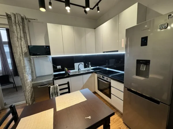 APARTAMENT 1+1 ME QERA PRANE SQUARE 21, RRUGA E KAVAJES