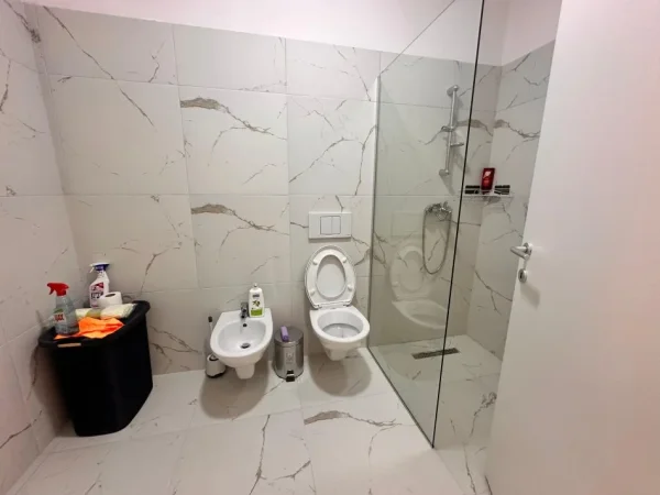 Tirane, jepet me qera apartament 2+1+Ballkon Kati 2, 94 m² 800 € (Ish Tregu Elektrik)