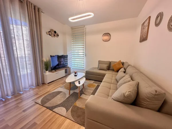 Tirane, jepet me qera apartament 2+1+Ballkon Kati 2, 94 m² 800 € (Ish Tregu Elektrik)