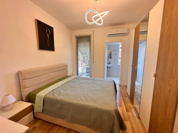Tirane, jepet me qera apartament 2+1+Ballkon Kati 2, 94 m² 800 € (Ish Tregu Elektrik)