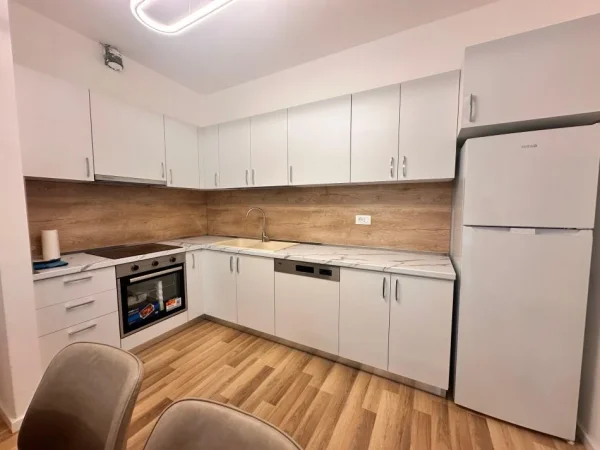Tirane, jepet me qera apartament 2+1+Ballkon Kati 2, 94 m² 800 € (Ish Tregu Elektrik)