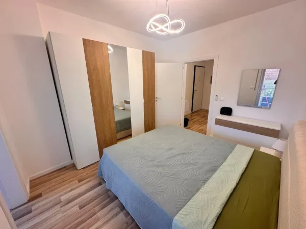 Tirane, jepet me qera apartament 2+1+Ballkon Kati 2, 94 m² 800 € (Ish Tregu Elektrik)