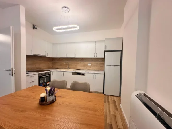 Tirane, jepet me qera apartament 2+1+Ballkon Kati 2, 94 m² 800 € (Ish Tregu Elektrik)