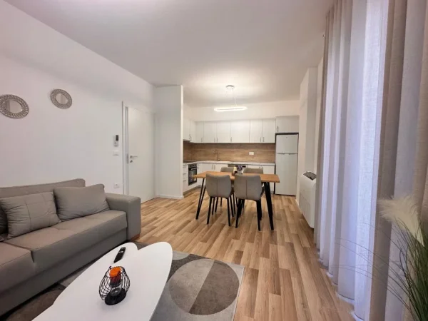 Tirane, jepet me qera apartament 2+1+Ballkon Kati 2, 94 m² 800 € (Ish Tregu Elektrik)