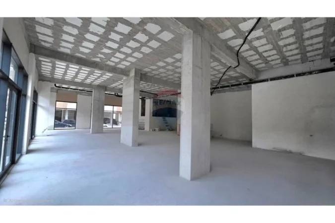 Vlore - Lungomare,  Rruga Dhimitër Konomi , Vlore jepet me qera ,ambient biznesi me siperfaqe 444m2