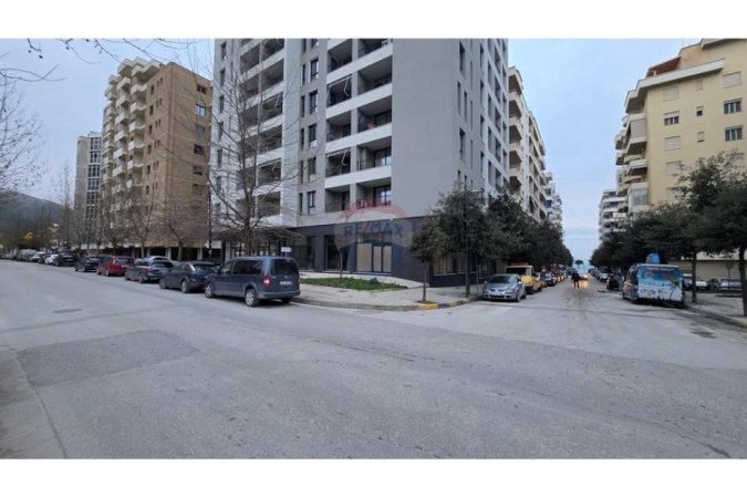Vlore - Lungomare,  Rruga Dhimitër Konomi , Vlore jepet me qera ,ambient biznesi me siperfaqe 444m2